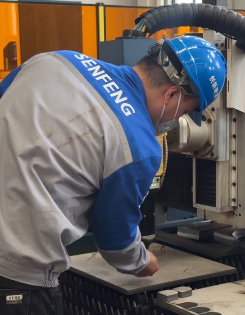 Инженеры Tech Nomad на запуске станка